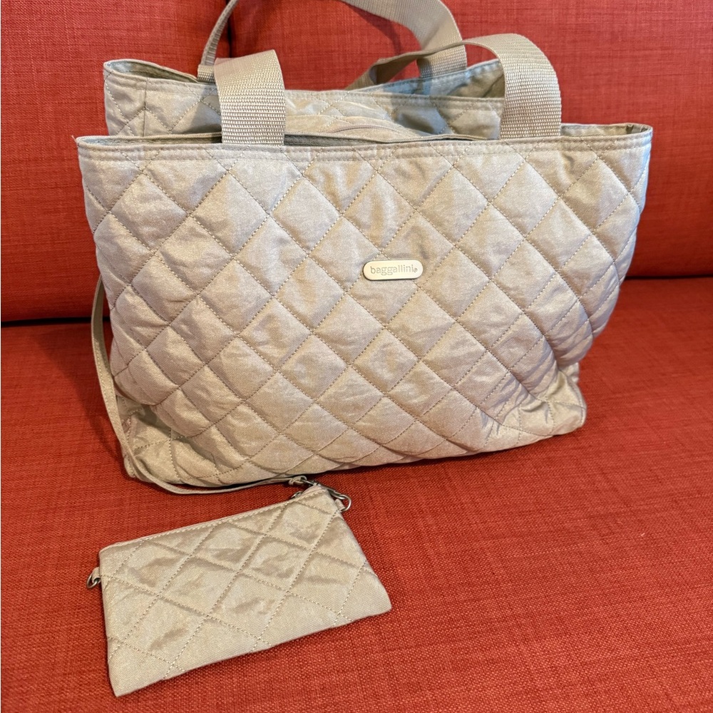 Baggallini Sand Quilted Nylon Medium Size Tote
Purse 16'X1"X8"